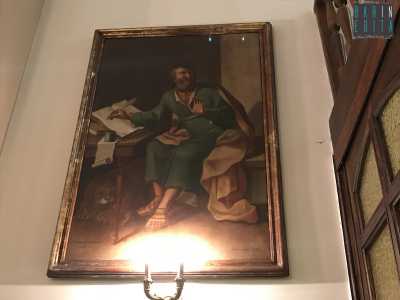 Passeggiamo sul pavimento in marmo chiaro, osservando sul lato destro del luogo di culto tre manufatti. Il primo � un dipinto del 1826 di Michele Tatulli che riproduce San Marco intento a scrivere e il suo consueto felino accucciato sotto il tavolo